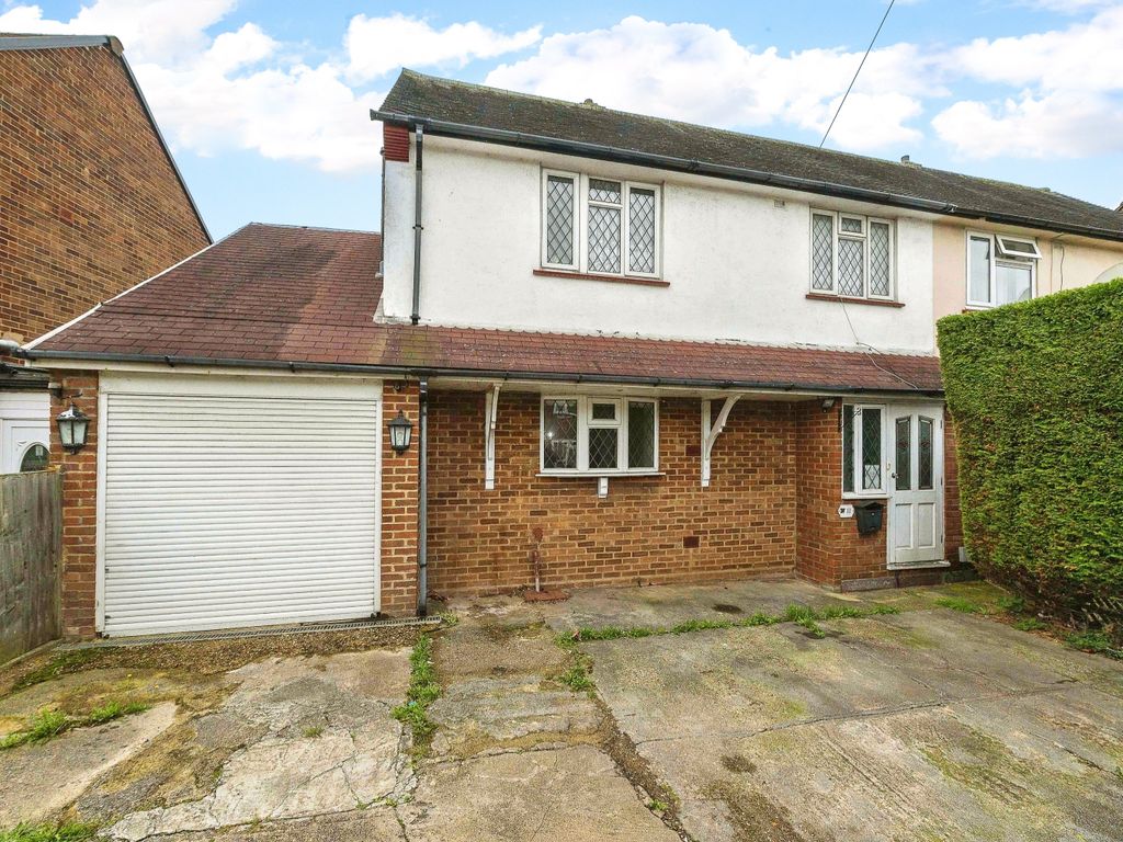 3 bed semidetached house for sale in Felmersham Road, Luton
