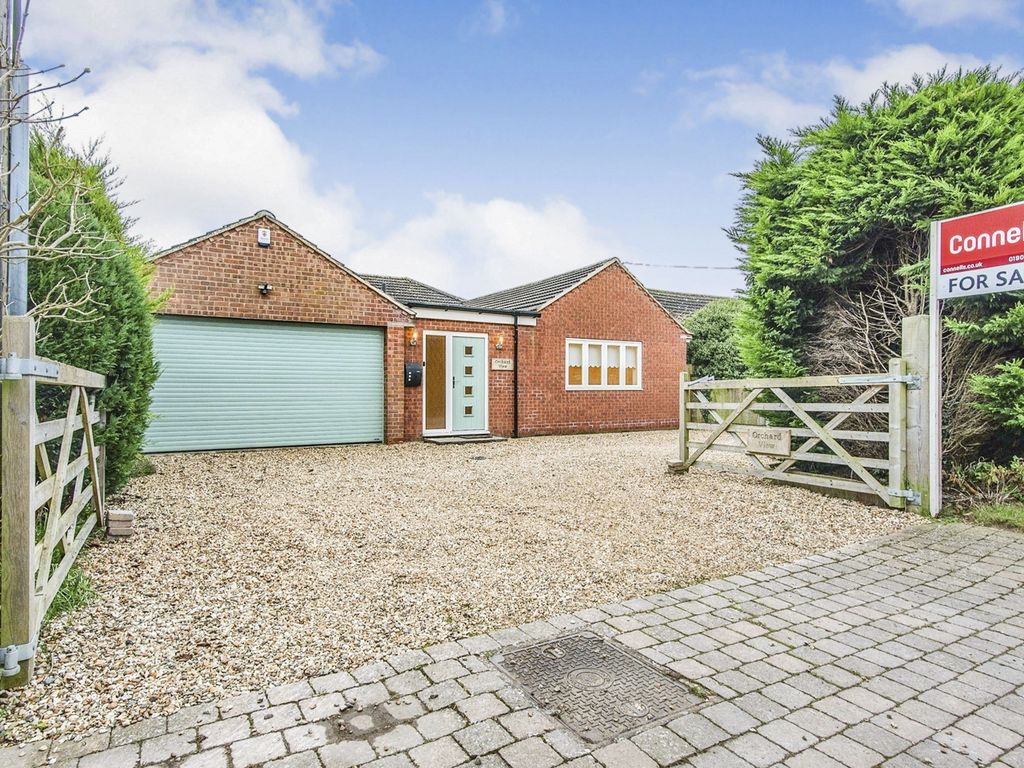 4 bed detached bungalow for sale in Chapel Lane, Upton Snodsbury