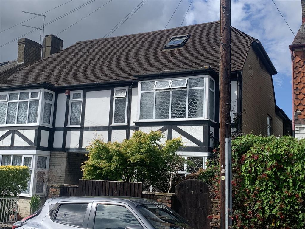 5 bed semidetached house for sale in Clarendon Road, Ashford TW15 Zoopla