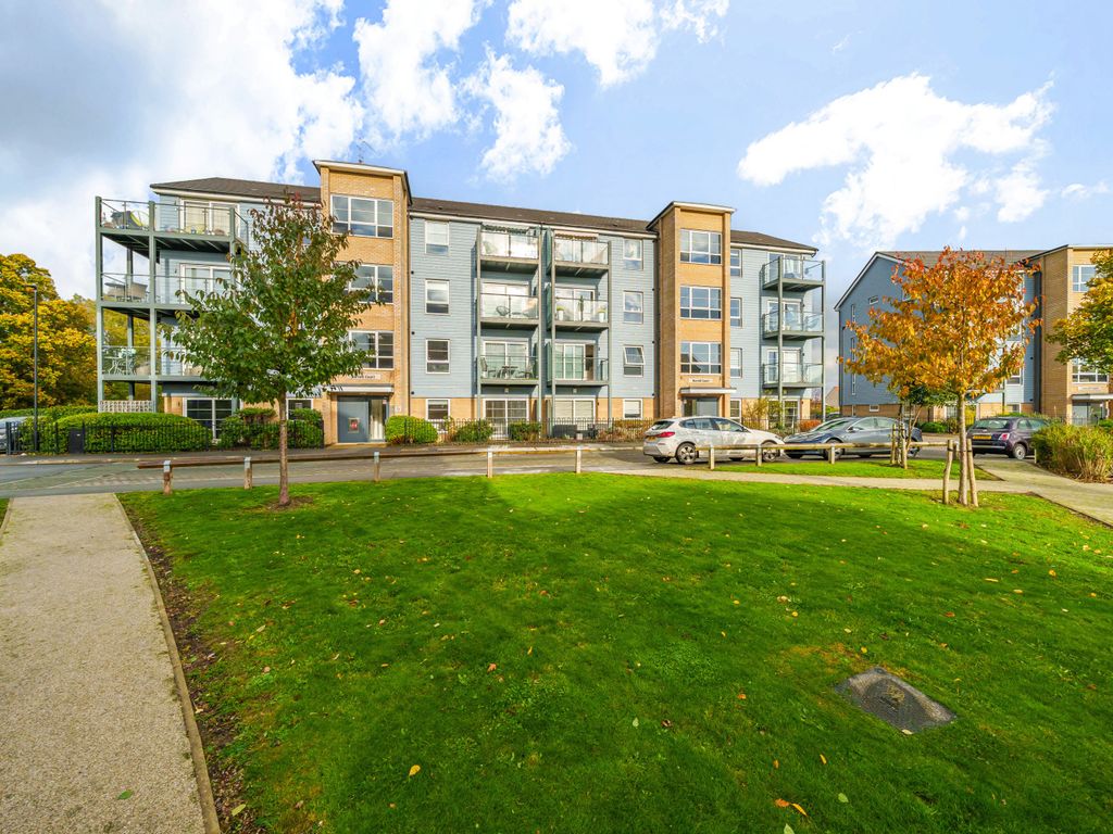 2 bed flat for sale in Lane, Chertsey KT16, £300,000 Zoopla