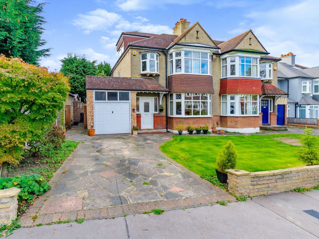 Valley Walk, Shirley, Croydon CR0  