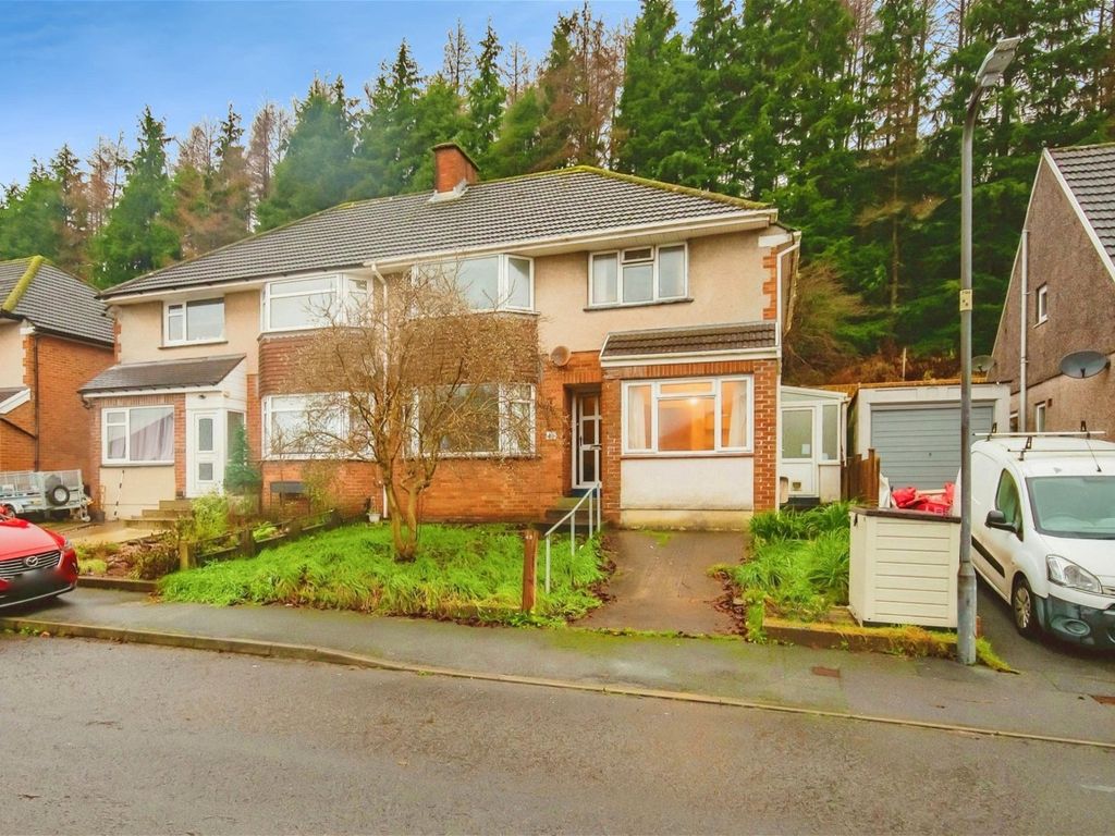 3 bed semidetached house for sale in Hafod Cwnin, Carmarthen SA31, £