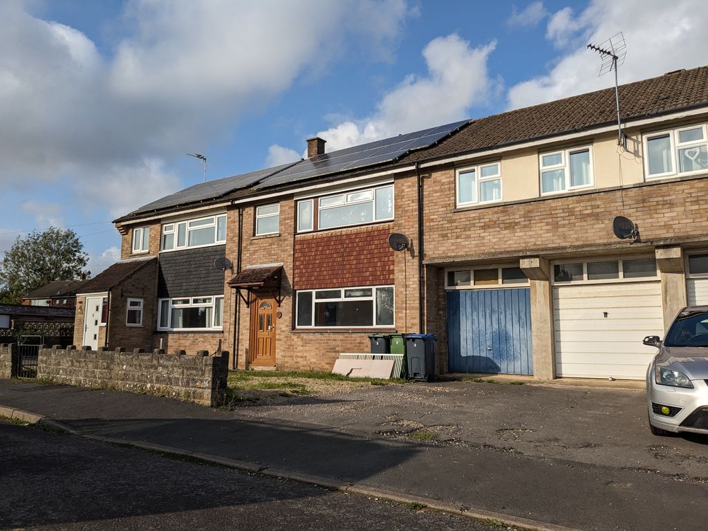 3 bed property to rent in Clifton Close, Chippenham SN14, £1,300 pcm