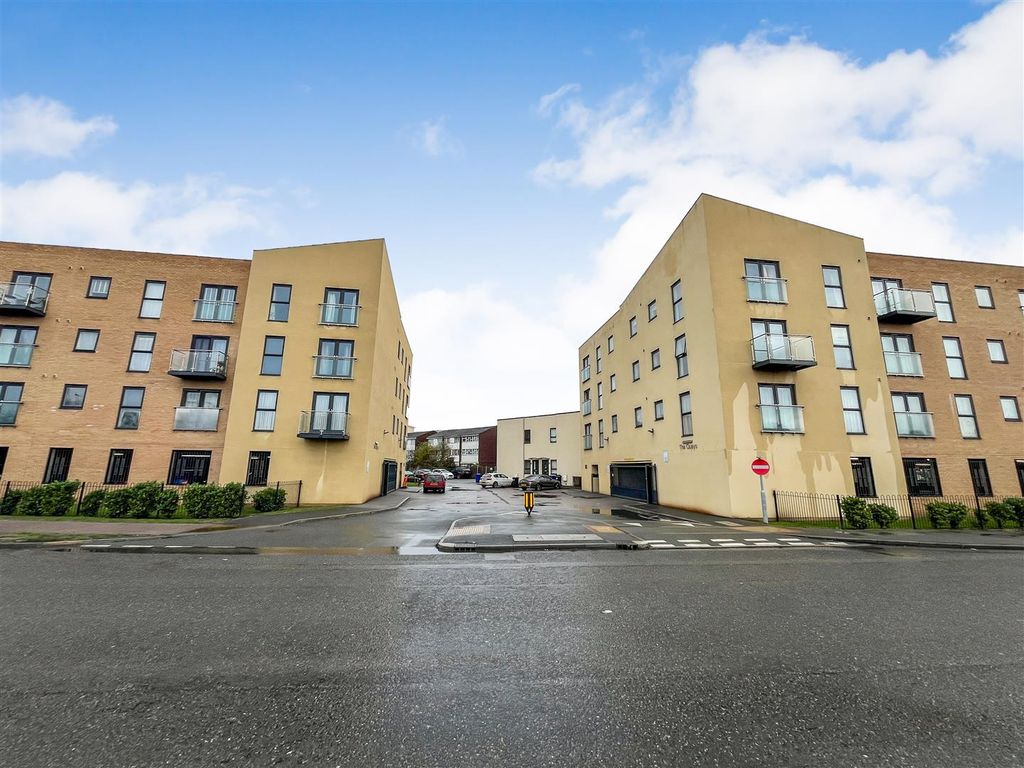 1 bed flat for sale in Dock Road, Tilbury RM18, £165,000 Zoopla