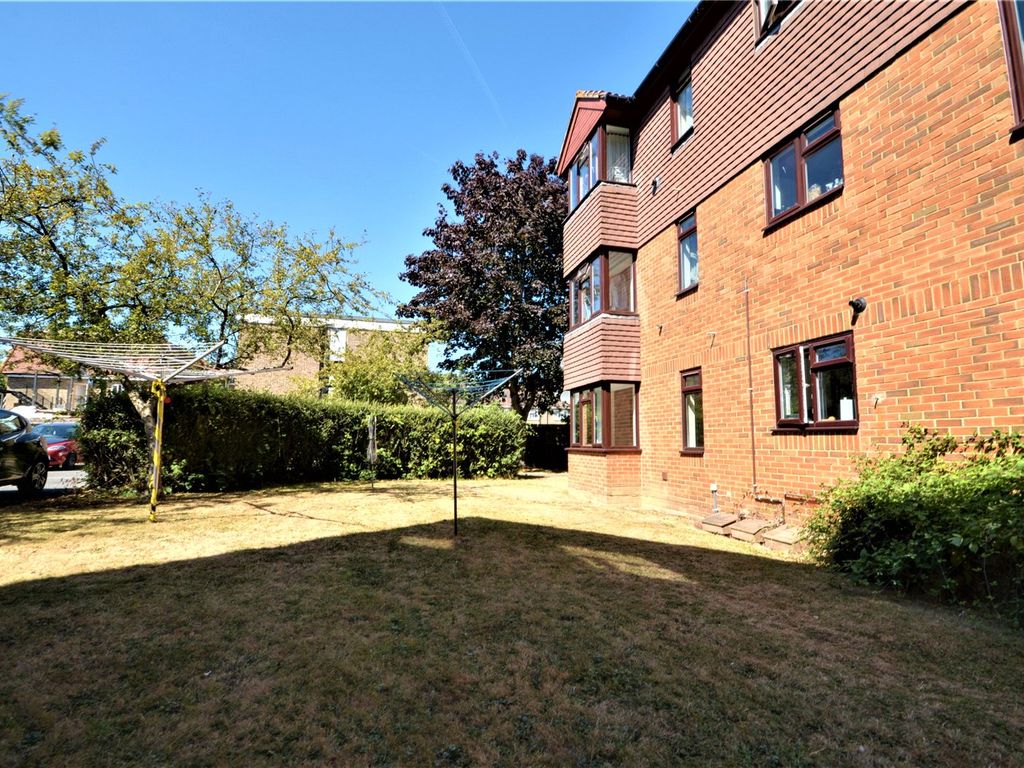 Studio to rent in Skipton Way, Horley, Surrey RH6 Zoopla