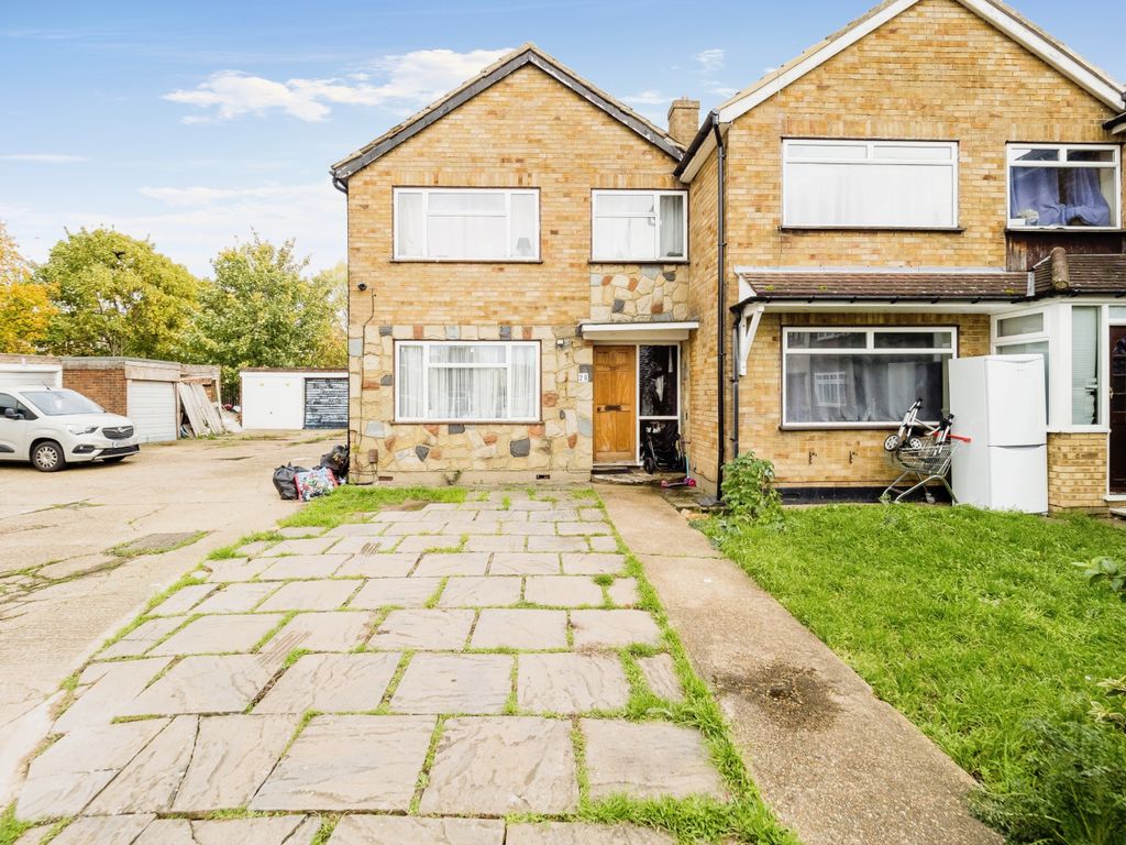 3 bed end terrace house for sale in St. Matthews Close, Rainham RM13