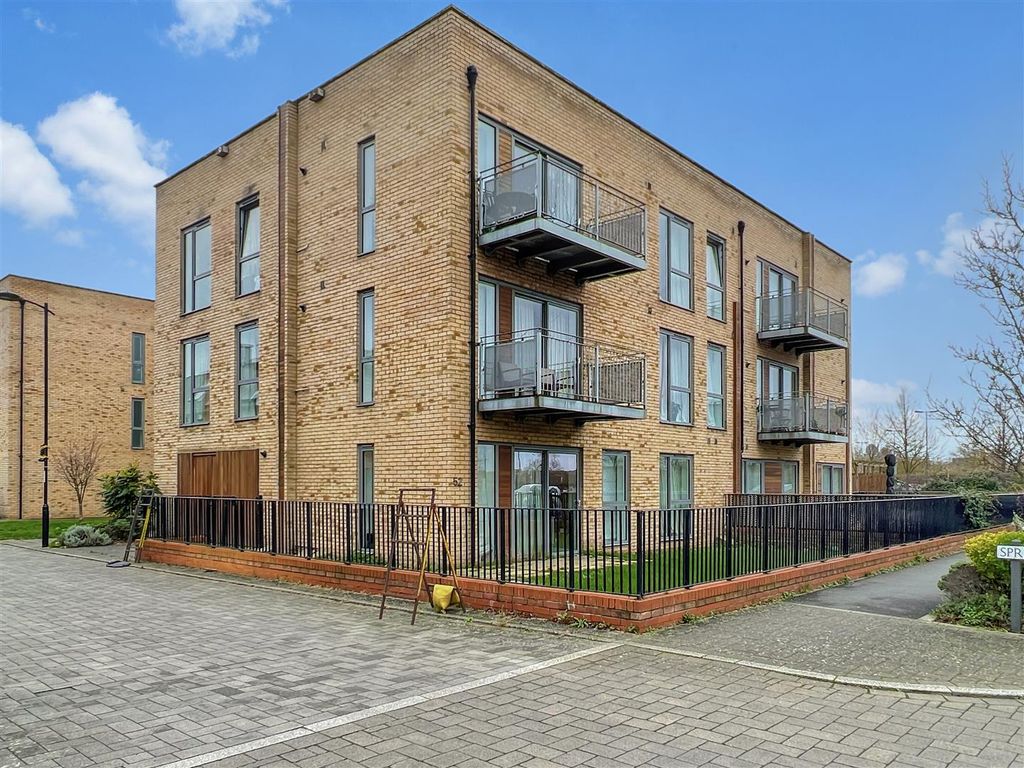 2 bed flat to rent in Spring Drive, Trumpington, Cambridge CB2, £1,650