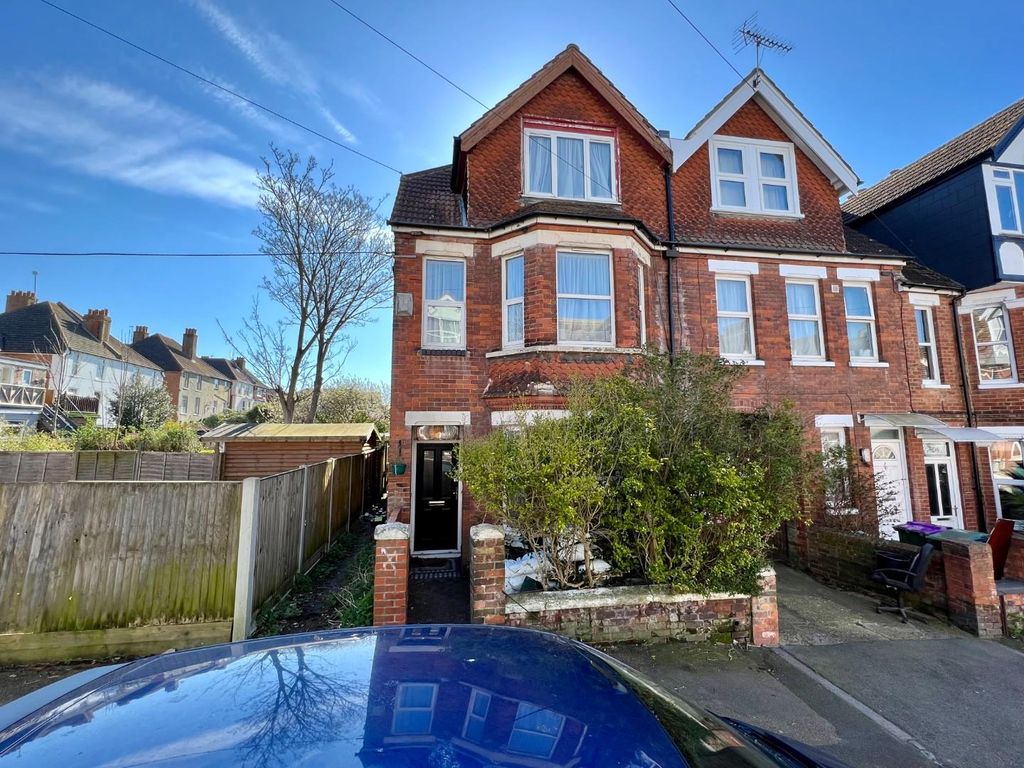 3 bed property for sale in Linden Crescent, Folkestone CT19 Zoopla