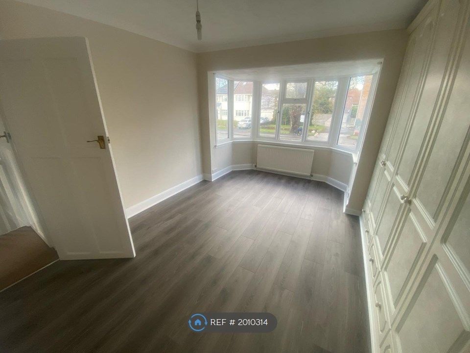 3 bed semidetached house to rent in Pinner Road, Northwood HA6, £2,400