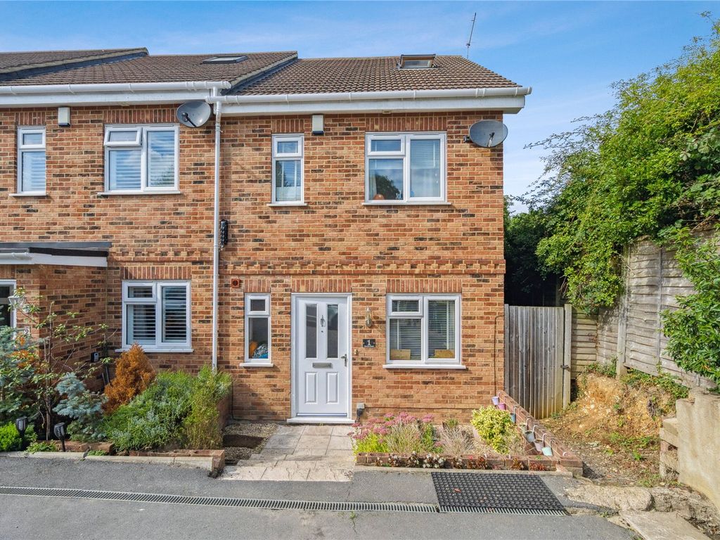 3 bed end terrace house for sale in Clovers Court, Chorleywood WD3 Zoopla