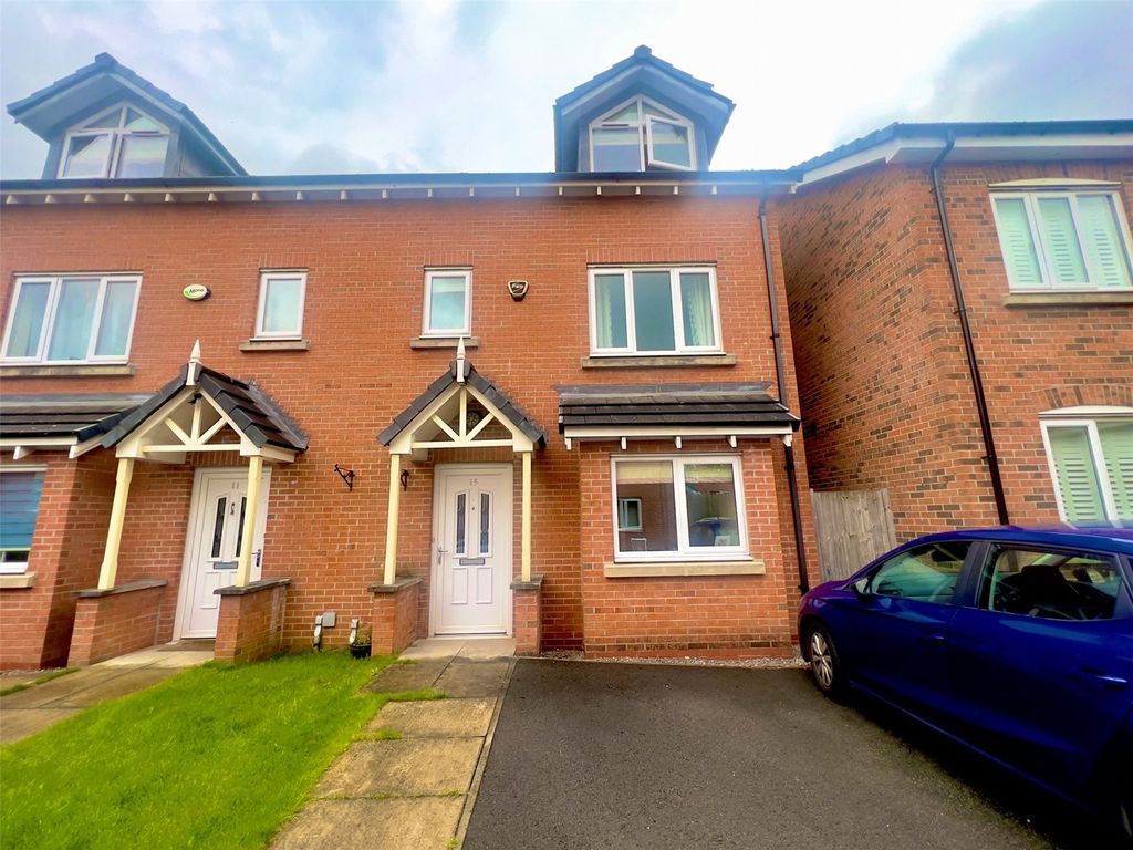 4 bed semidetached house to rent in Wakes Drive, Eccles, Manchester