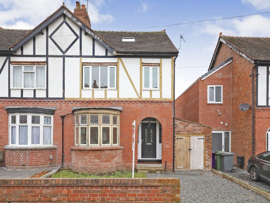 4 bed semidetached house for sale in Marchant Road, Compton