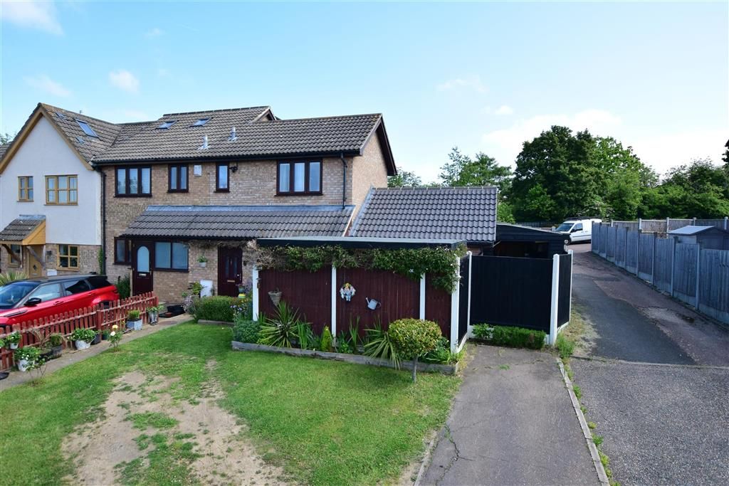 2 bed end terrace house for sale in Hillwood Grove, Wickford, Essex