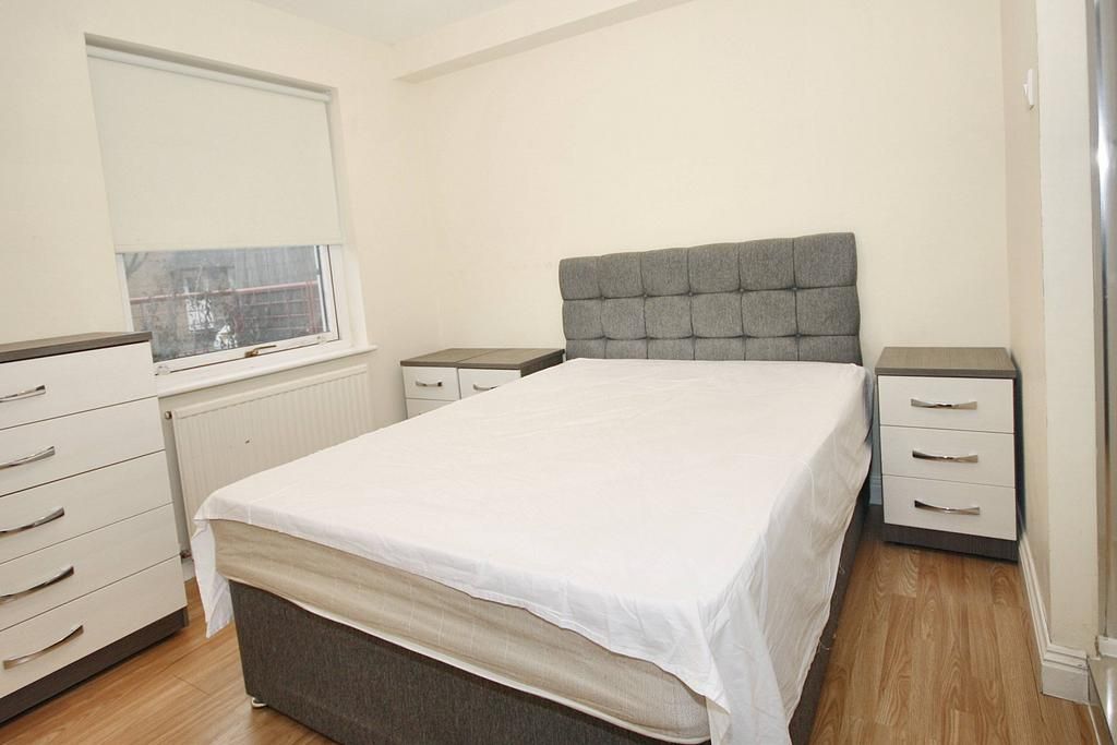 Room to rent in Plover Way, London SE16, £980 pcm Zoopla