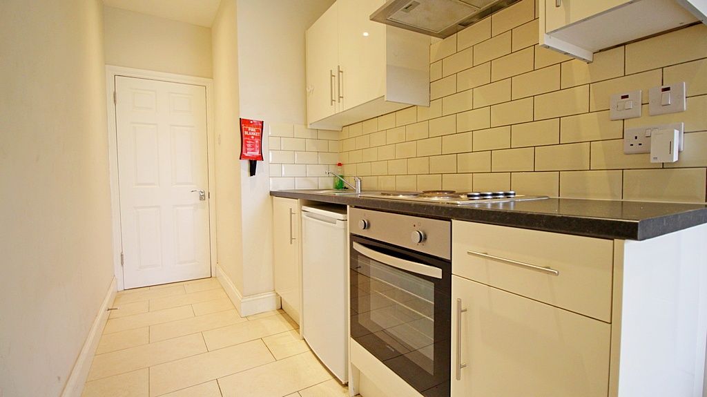 1 bed flat to rent in Lampton Road, Hounslow TW3, £1,200 pcm Zoopla