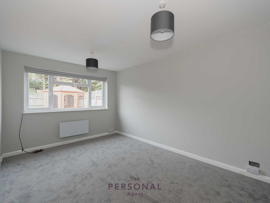 Room to rent in Waterloo Road, Epsom KT19, £800 pcm Zoopla