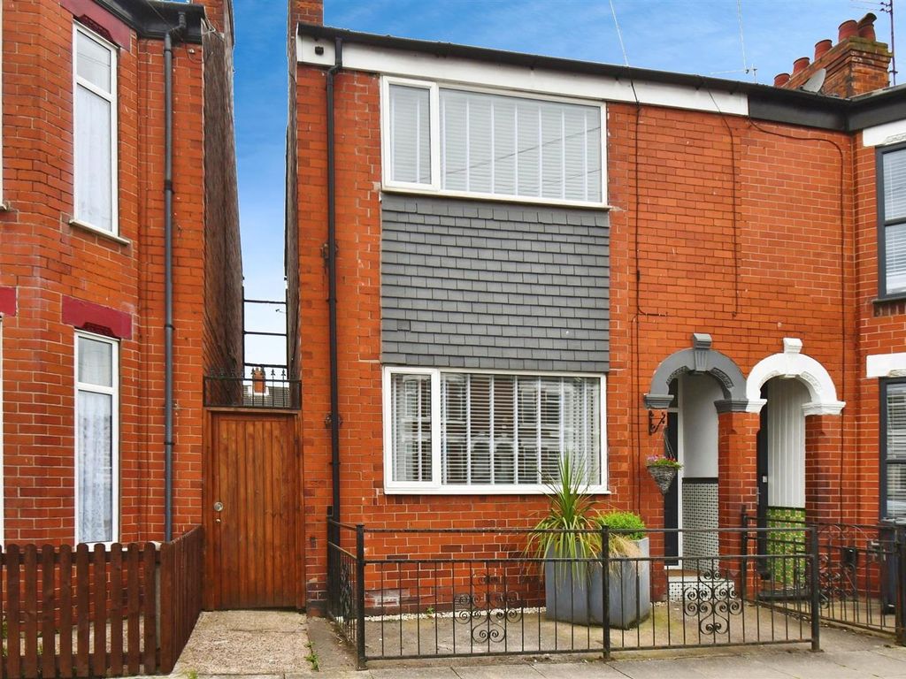 3 bed end terrace house for sale in Summergangs Road, Hull HU8, £