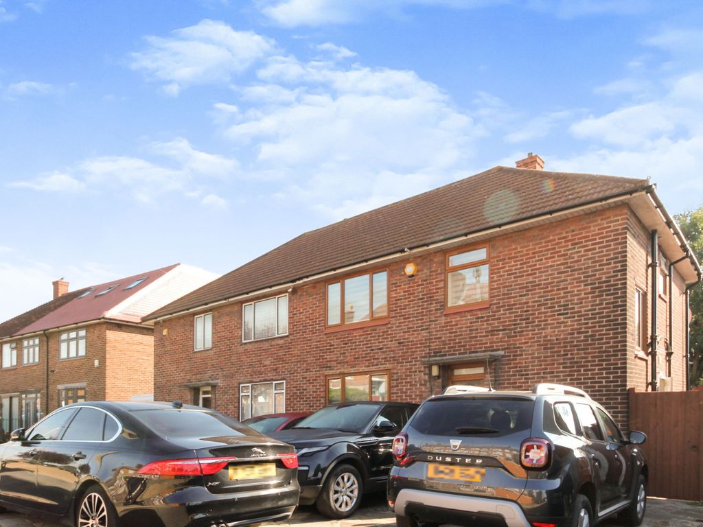 3 bed semidetached house for sale in Leyburn Crescent, Romford RM3