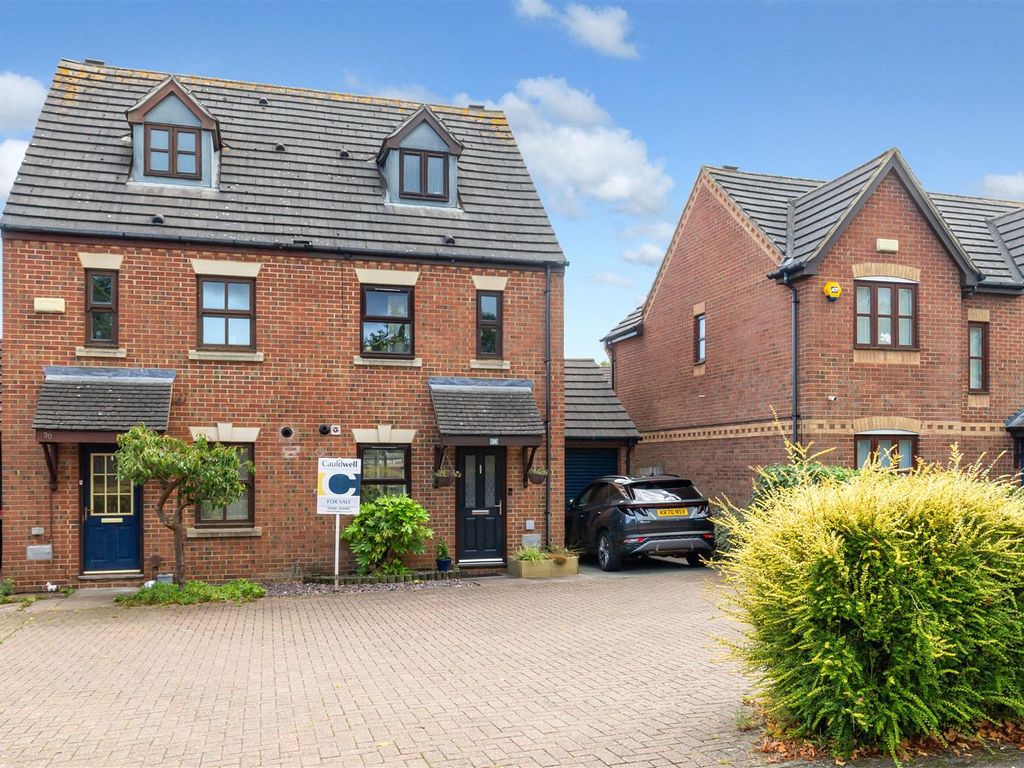 3 bed town house for sale in Bridlington Crescent, Monkston, Milton