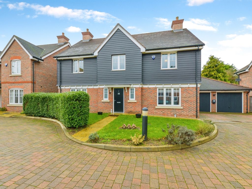 5 bed detached house for sale in Salix Close, Welwyn AL6, £900,000 Zoopla