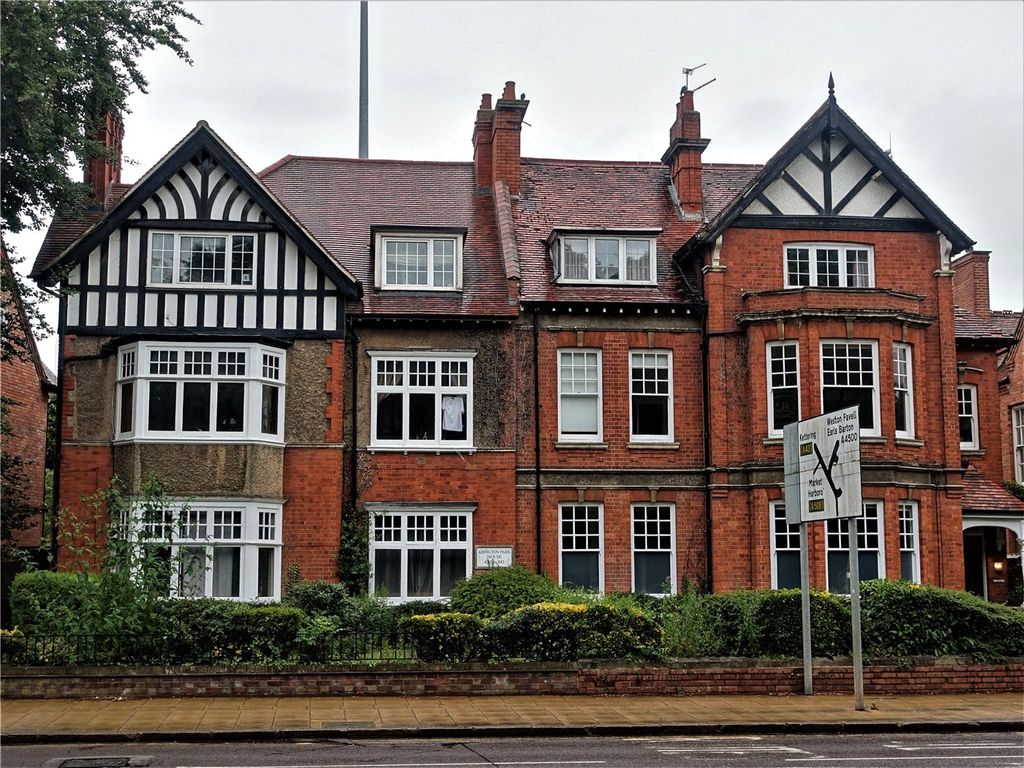 1 bed flat for sale in Wellingborough Road, Northampton NN1, £150,000