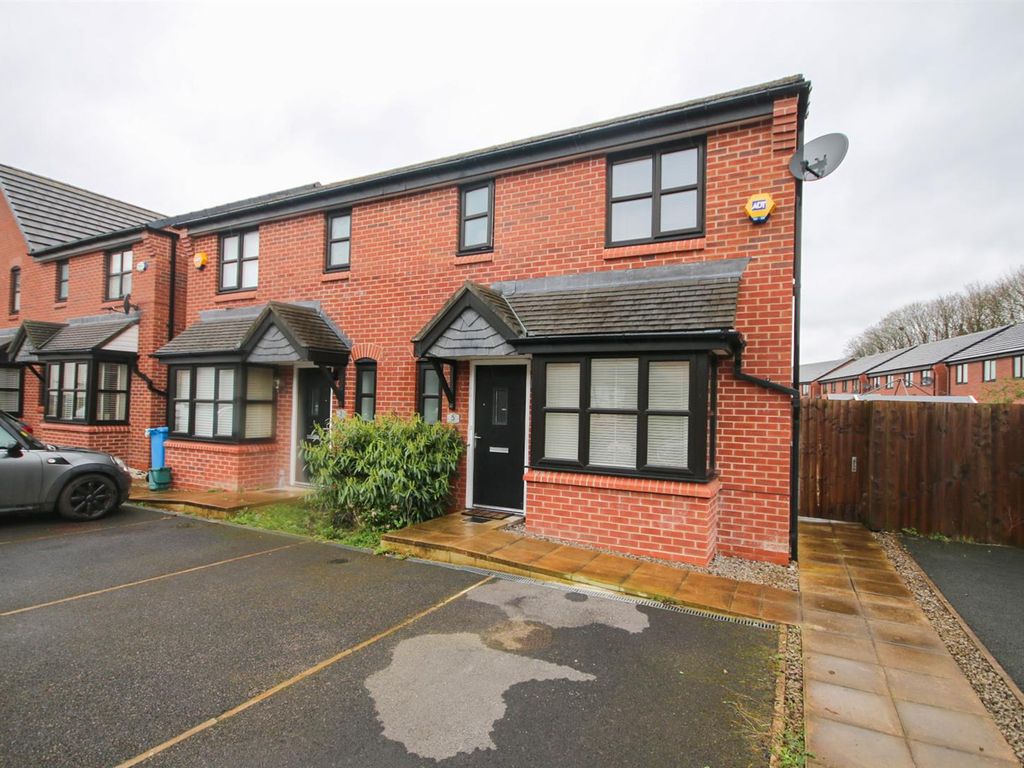 3 bed semidetached house for sale in Handyside Close, Eccles