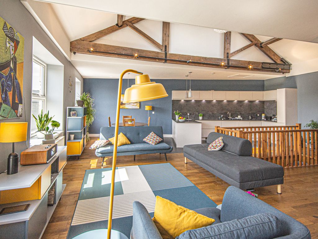 3 bed semidetached house for sale in Thornhill Road, Longwood