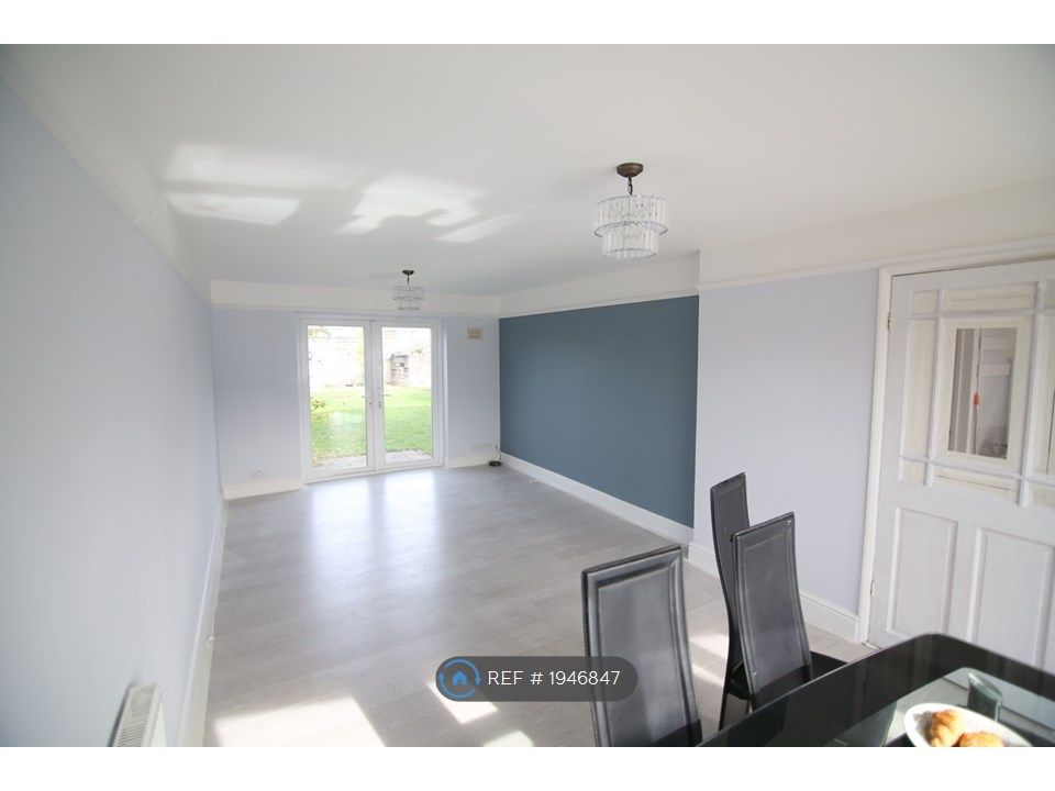 3 bed semidetached house to rent in Elmhurst Road, Aylesbury HP20, £