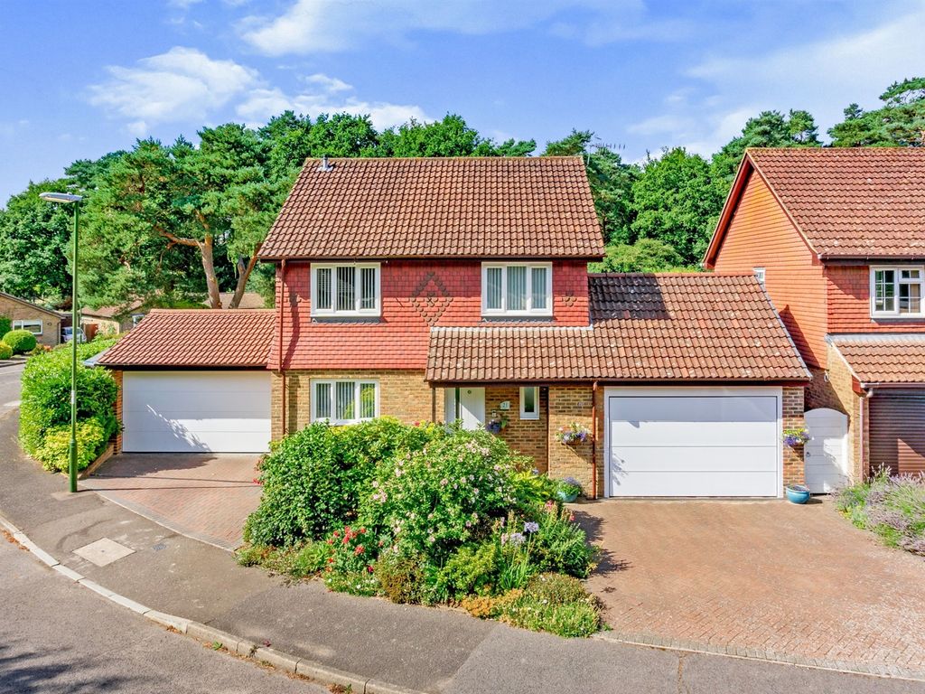 4 bed detached house for sale in Spring Gardens, Copthorne, Crawley