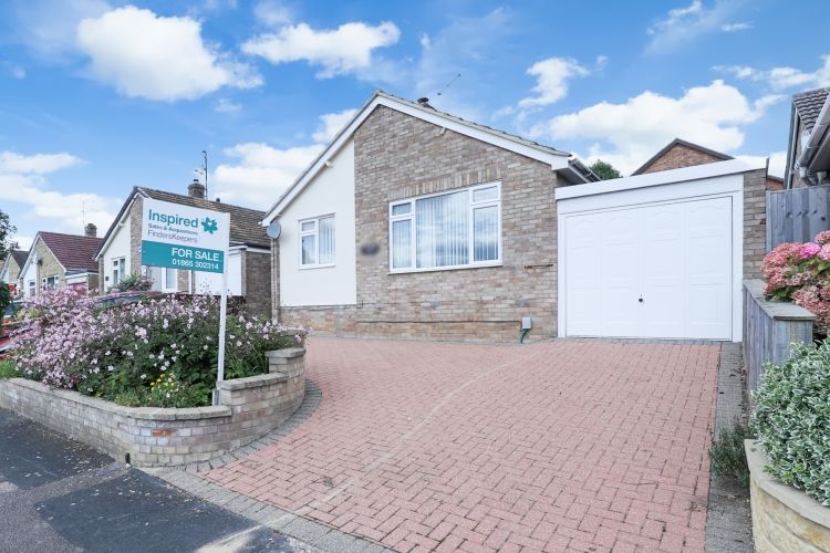 2 bed bungalow for sale in Beech Road, Witney OX28, £350,000 Zoopla