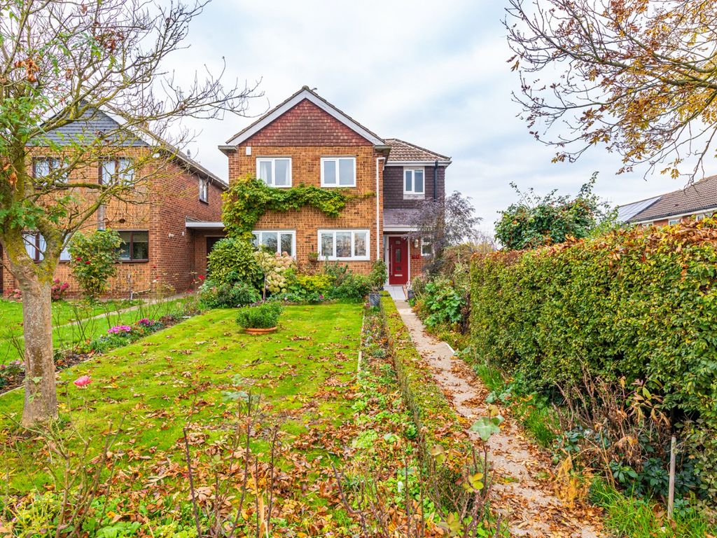 4 bed linkdetached house for sale in Otterham Quay Lane, Rainham