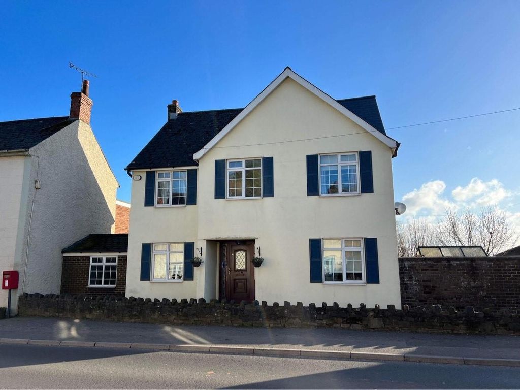 4 bed link detached house to rent in High Street, Aylburton, Lydney