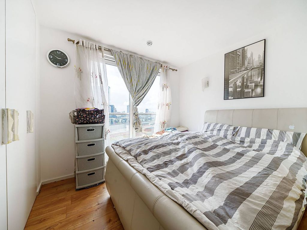 2 bed flat for sale in New Providence Wharf, Canary Wharf, London E14