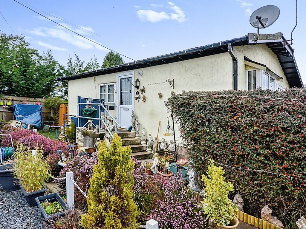 2 bed mobile/park home for sale in Scatterdells Lane, Chipperfield