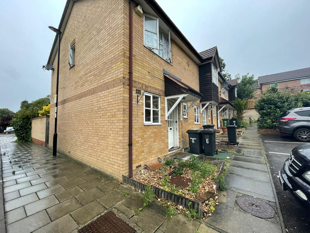 2 bed terraced house to rent in Britton Close, Catford, London SE6, £
