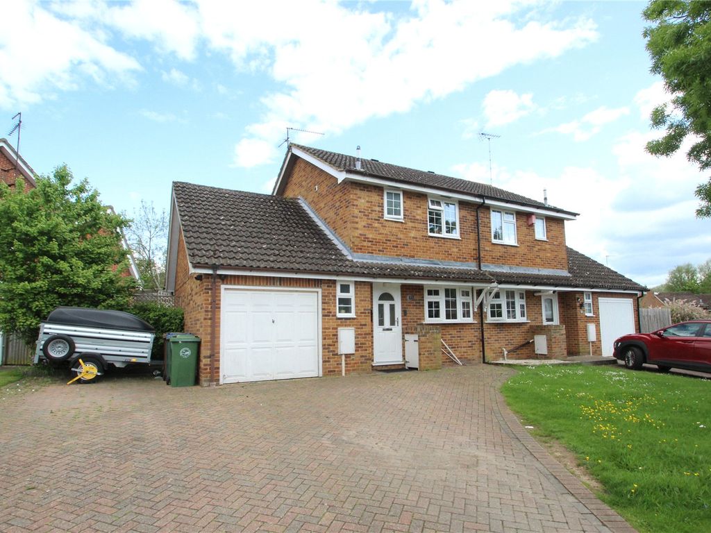 3 bed semidetached house for sale in Bodenham Close, Buckingham MK18