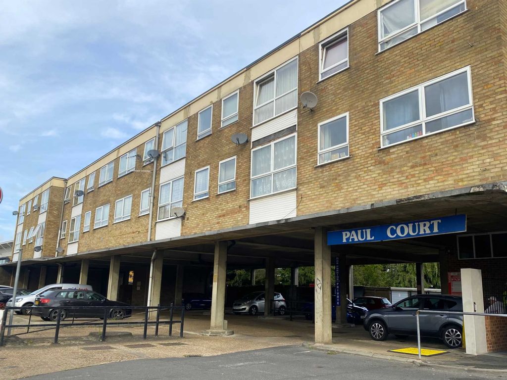 2 bed flat for sale in Paul Court, Romford RM7, £250,000 Zoopla