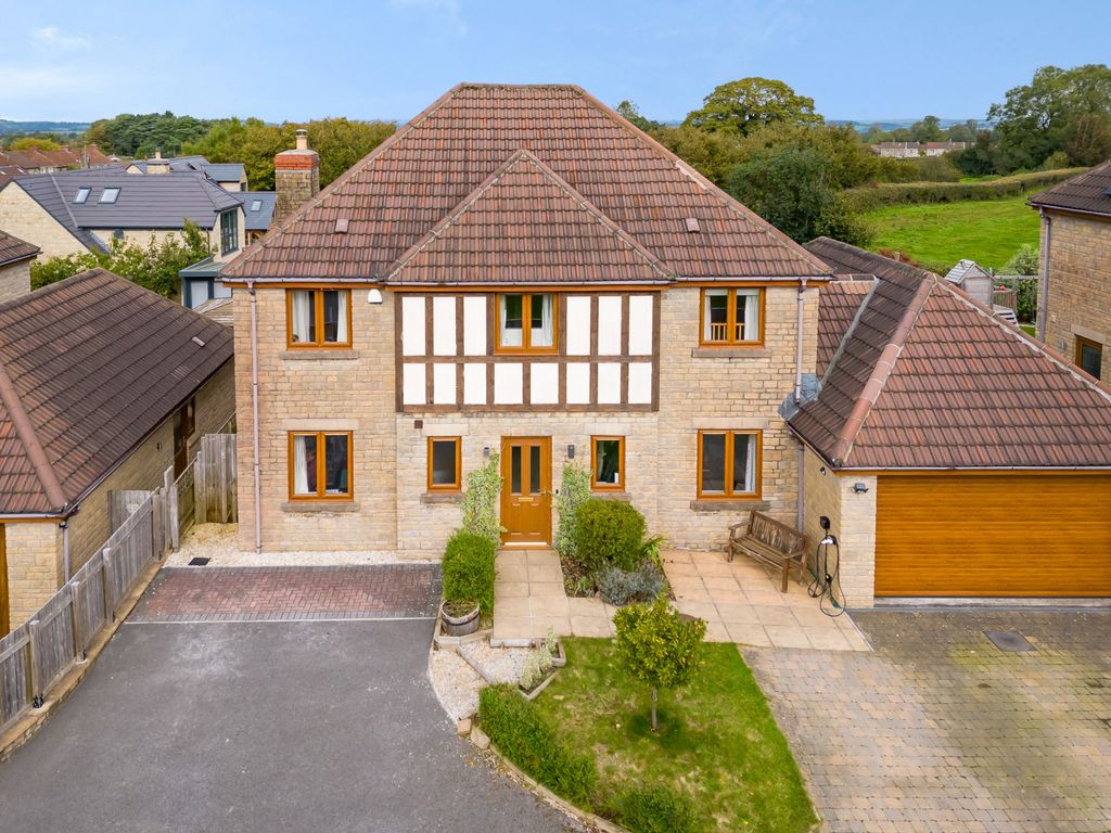 5 bed detached house for sale in Strawbridge Close,