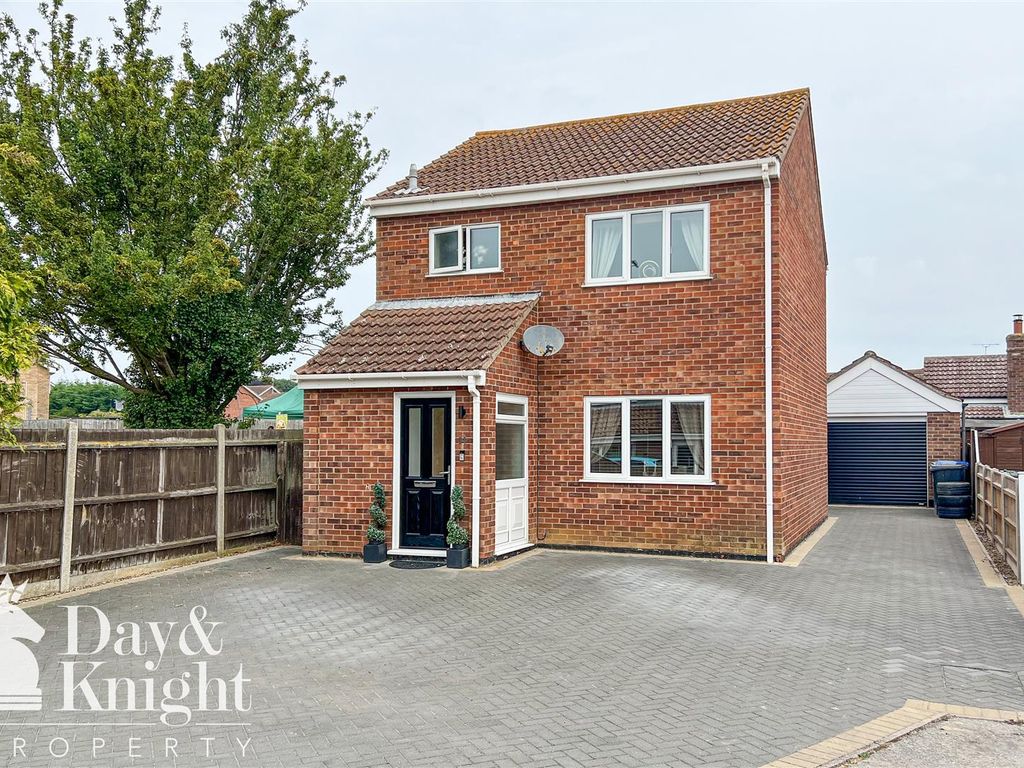 3 bed detached house for sale in The Graylings, Carlton Colville