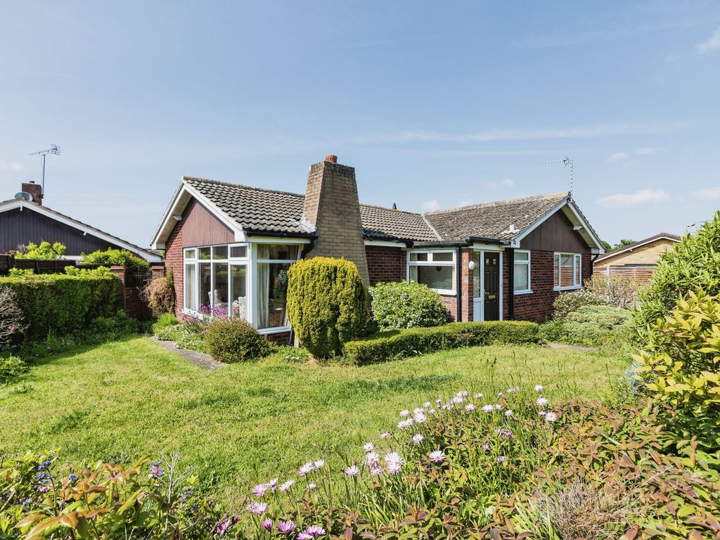 2 bed bungalow for sale in Highland Drive, Worlingham, Beccles, Suffolk