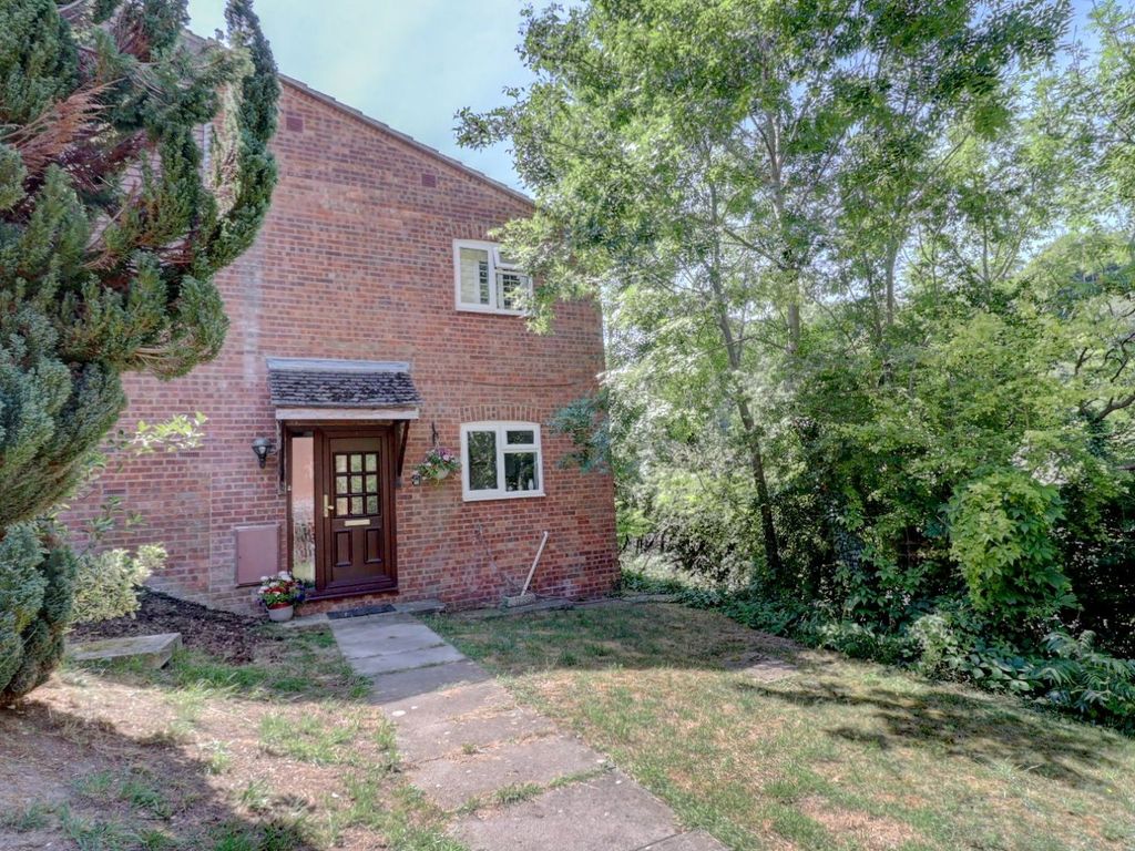 3 bed end terrace house for sale in Wychwood Gardens, High