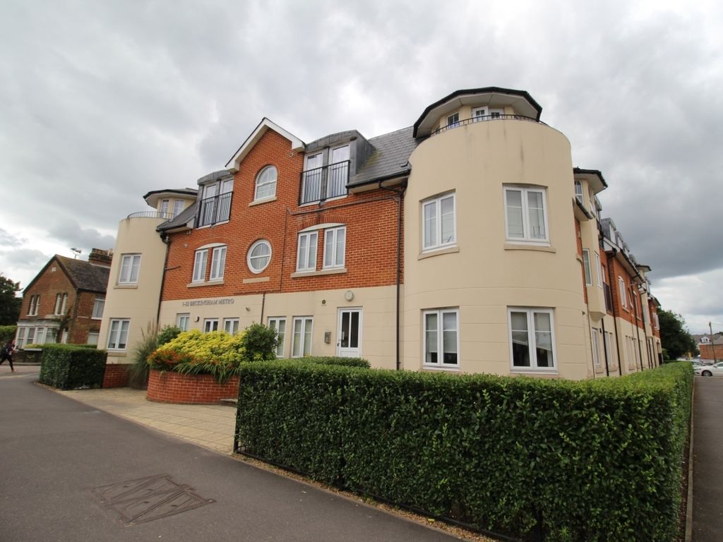 2 bed flat to rent in Beckingham Metro Station Road, Egham, Surrey TW20