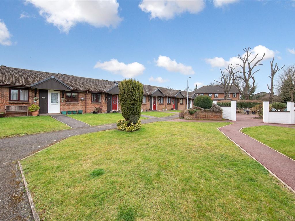 2 bed terraced bungalow for sale in Limewalk, Dunstable, Bedfordshire