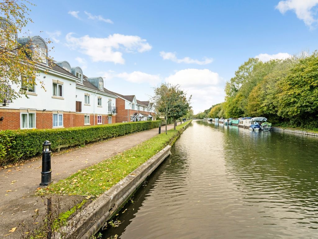 2 bed flat to rent in Basildon Close, Watford WD18 Zoopla