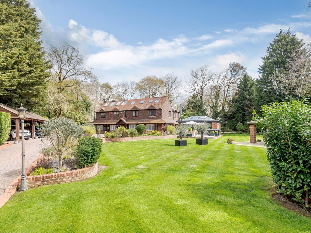5 bed detached house for sale in Bracknell Road, Warfield, Bracknell