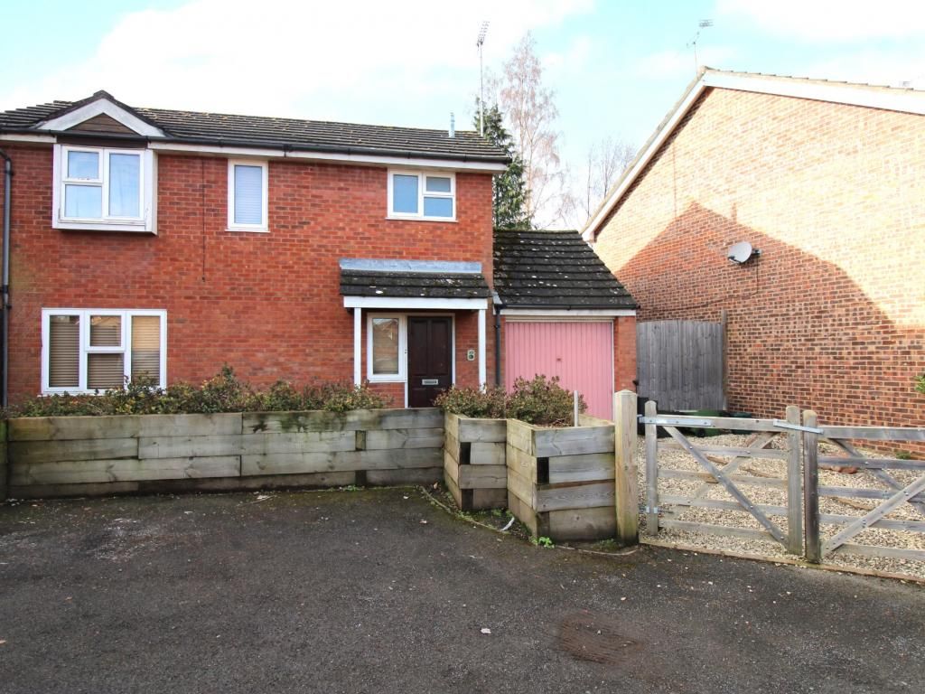 2 bed linkdetached house for sale in Elgin Way, Frimley GU16 Zoopla