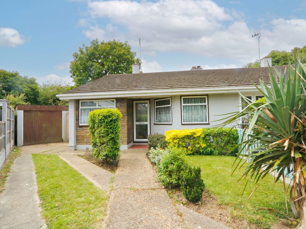 2 bed semidetached bungalow for sale in Lynton Road, Hadleigh, Essex