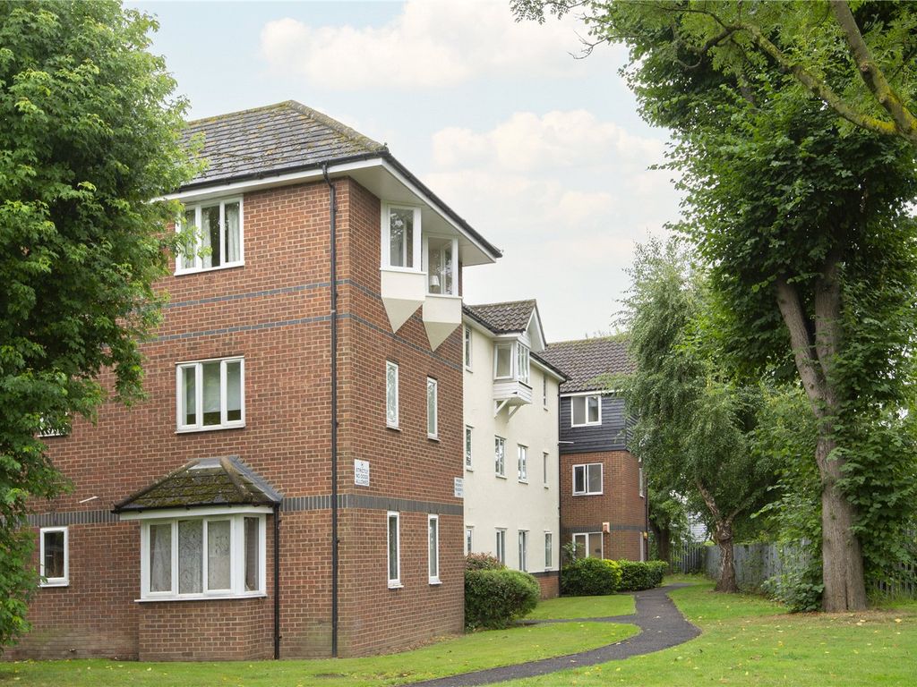 1 bed flat for sale in Mandeville Court, Chingford, London E4, £200,000