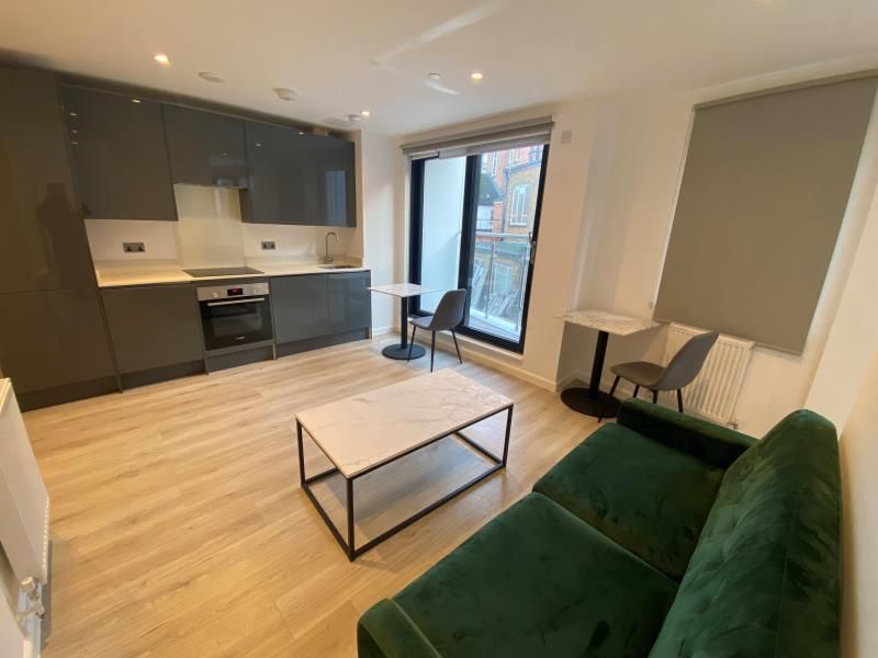 1 bed flat to rent in Chertsey Road, Woking GU21, £1,200 pcm Zoopla