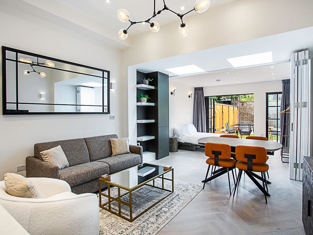 2 bed flat to rent in Newburgh Rd, London W3, £3,500 pcm Zoopla